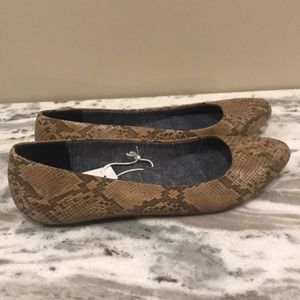 Dr. Scholl’s snakeskin print flats